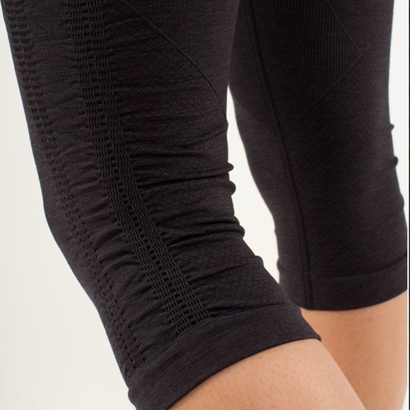 LULULEMON Black In The Flow Crop Seamless Mid Rise Active Yoga Capri Leggings 8 - Picture 11 of 12